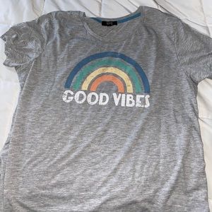 gray short sleeve shirt